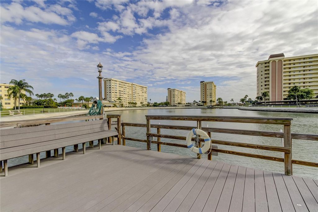Image 33 of property listing at 4775 COVE CIRCLE 1105, St Petersburg, FL 33708
