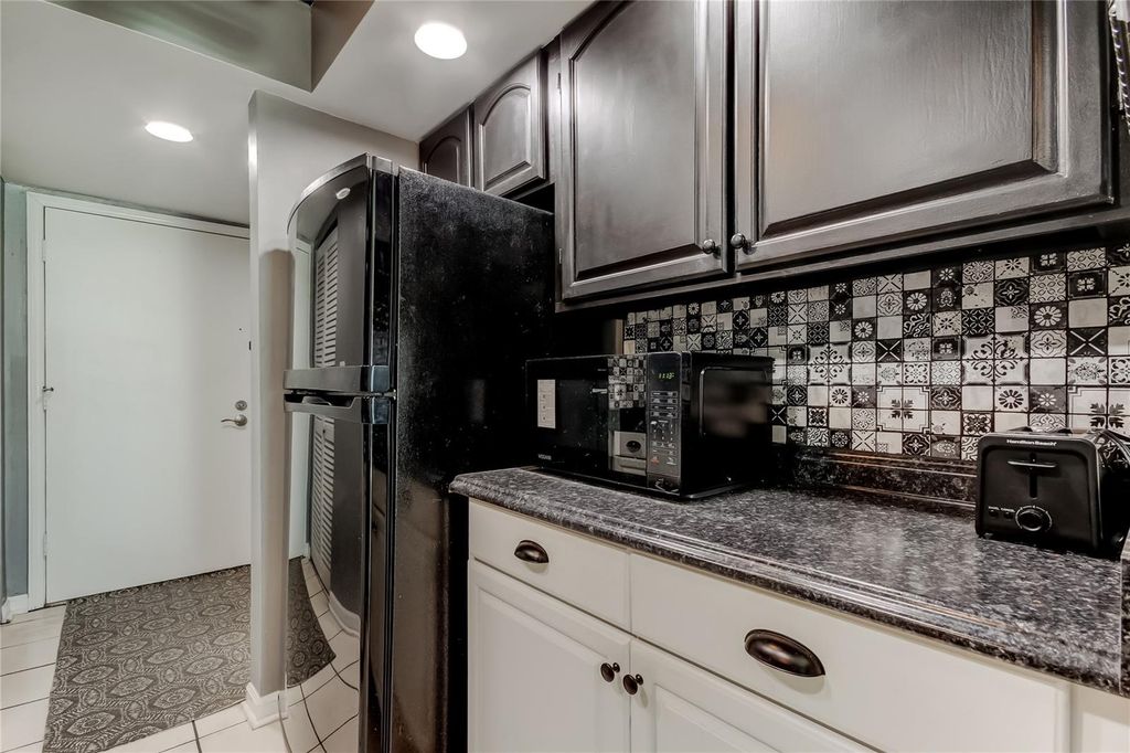 Image 5 of property listing at 4775 COVE CIRCLE 1105, St Petersburg, FL 33708