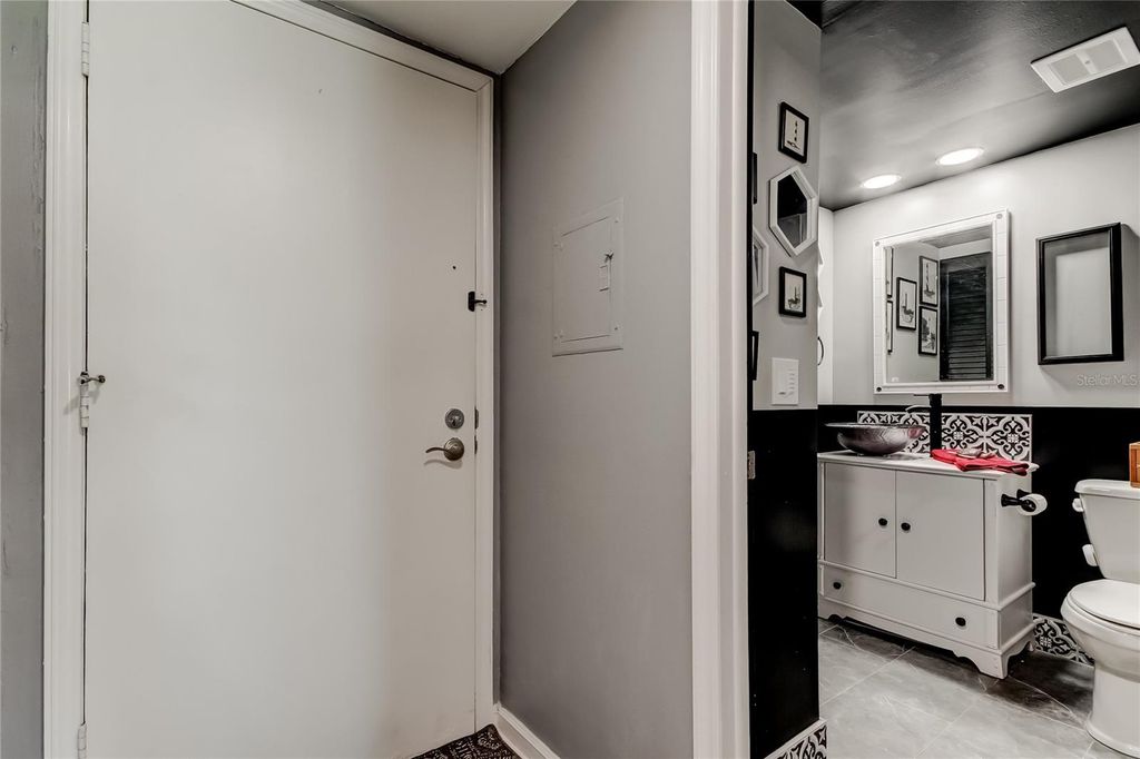 Image 8 of property listing at 4775 COVE CIRCLE 1105, St Petersburg, FL 33708