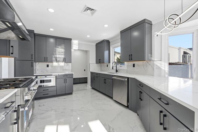 88 Mark Lane, Atlantic Beach, NY 11509