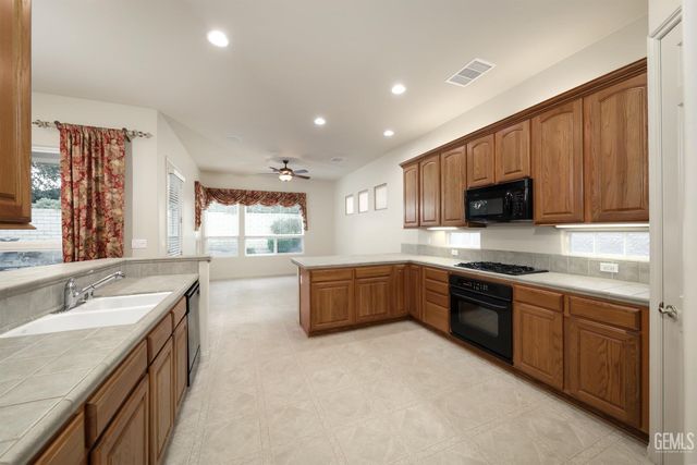 10014 Brigadoon Rose Street, Bakersfield, CA 93311