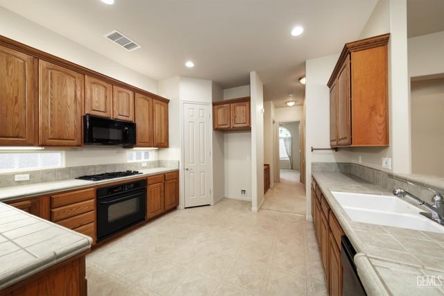 10014 Brigadoon Rose Street, Bakersfield, CA 93311