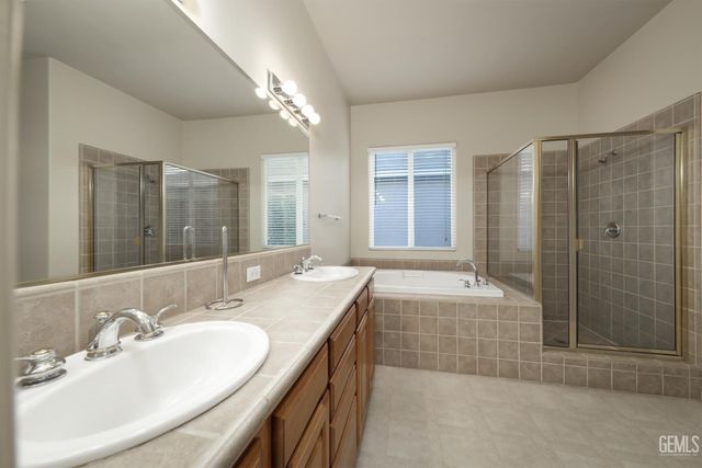 10014 Brigadoon Rose Street, Bakersfield, CA 93311