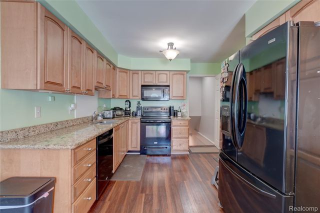 20522 Longwood Drive, Clinton Charter Township, MI 48038