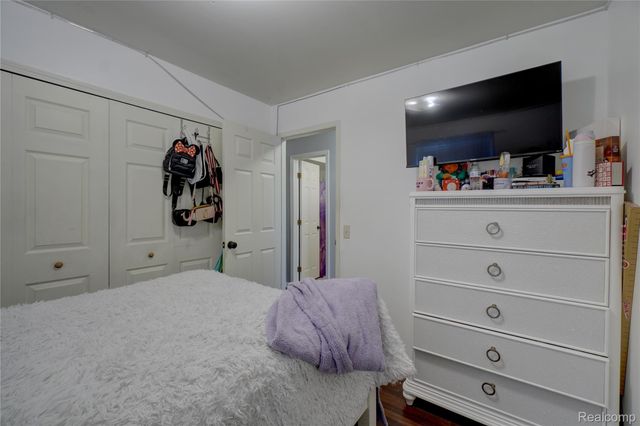 20522 Longwood Drive, Clinton Charter Township, MI 48038