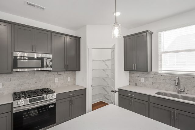 7040 Sutton Dr, White House, TN 37188