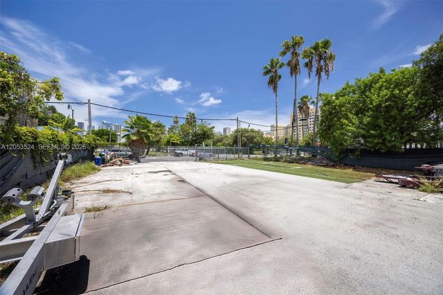 700 NW 7th Avenue, Miami, FL 33136