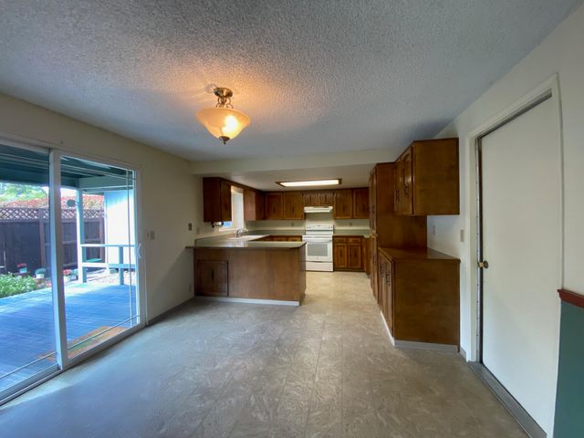 1755 Axtell Drive, Grants Pass, OR 97527