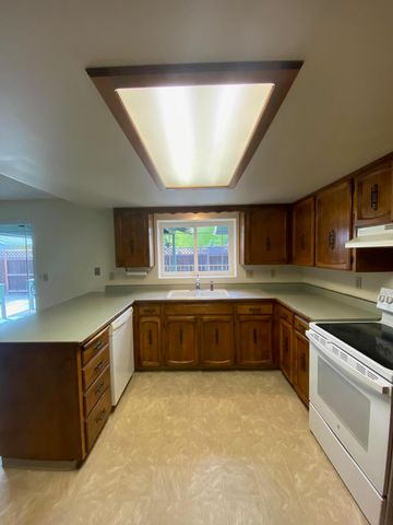 1755 Axtell Drive, Grants Pass, OR 97527