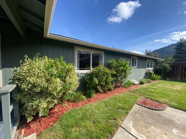 1755 Axtell Drive, Grants Pass, OR 97527