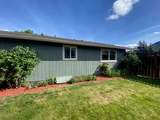 1755 Axtell Drive, Grants Pass, OR 97527