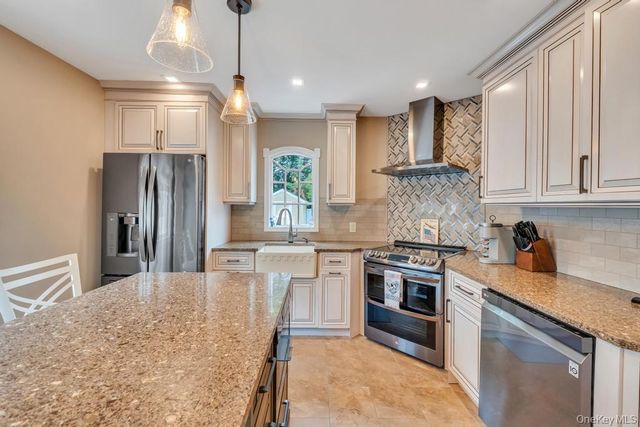 12 Avenue K, Kings Park, NY 11754