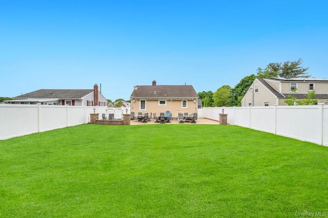 12 Avenue K, Kings Park, NY 11754