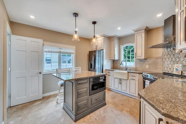 12 Avenue K, Kings Park, NY 11754