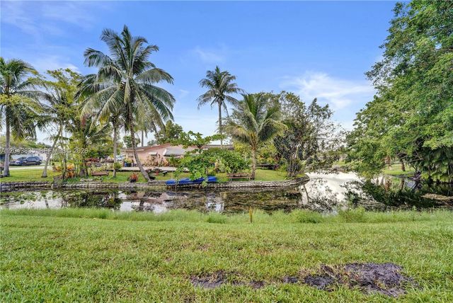 9220 NW 14th St 272, Pembroke Pines, FL 33024
