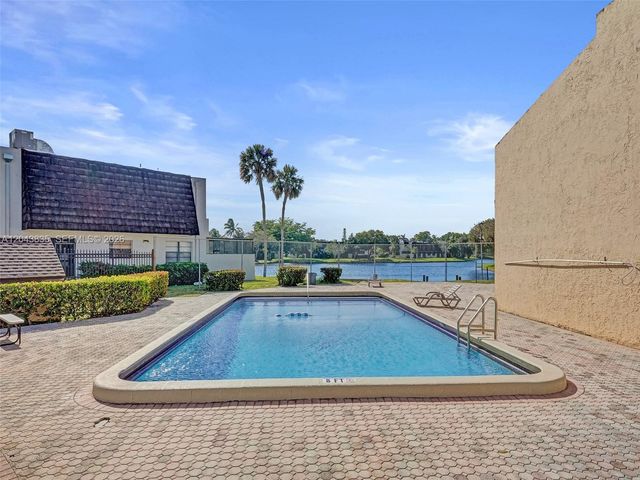 9220 NW 14th St 272, Pembroke Pines, FL 33024
