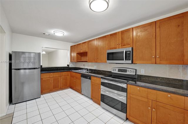 9220 NW 14th St 272, Pembroke Pines, FL 33024