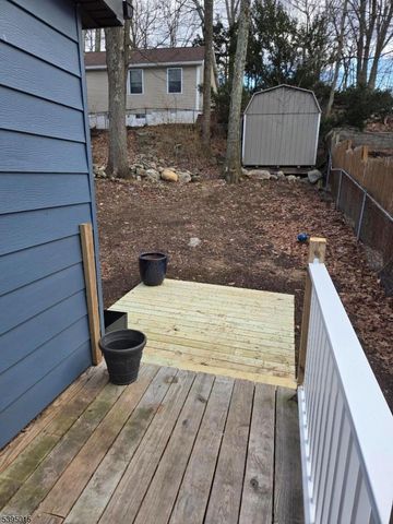 38 Geneva Trl, Hopatcong Boro, NJ 07843