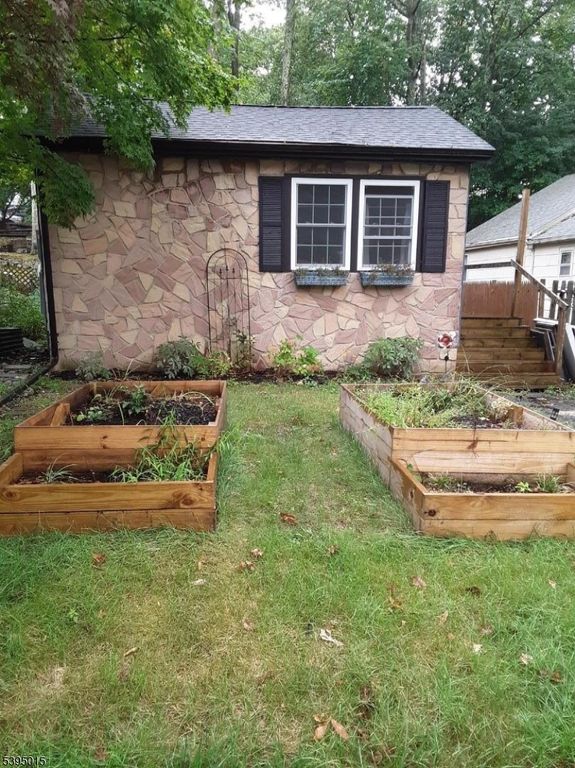 38 Geneva Trl, Hopatcong Boro, NJ 07843