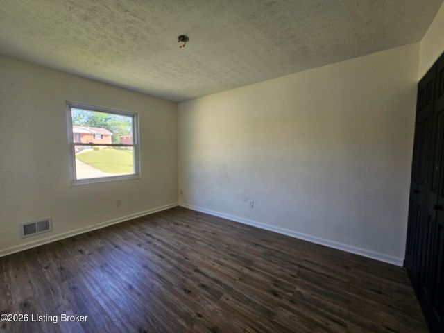 1411 Knight Rd, Louisville, KY 40214