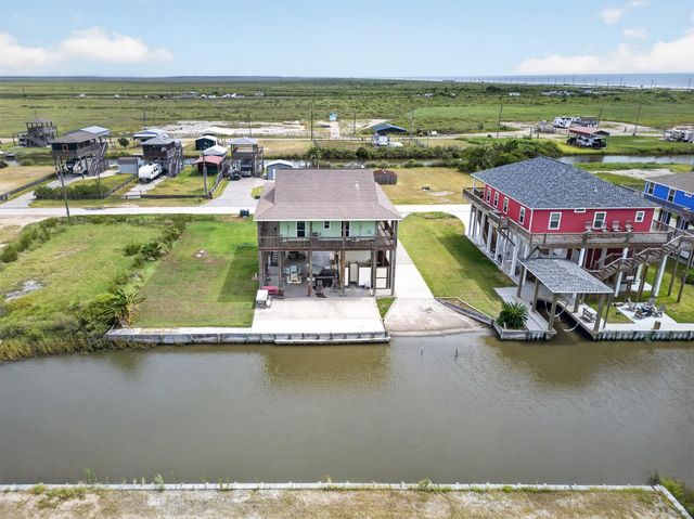 1111 Mabry Street, Gilchrist, TX 77617