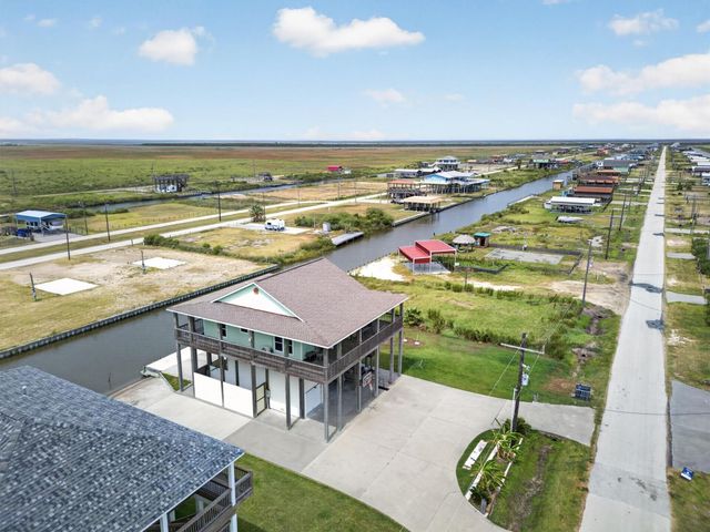 1111 Mabry Street, Gilchrist, TX 77617