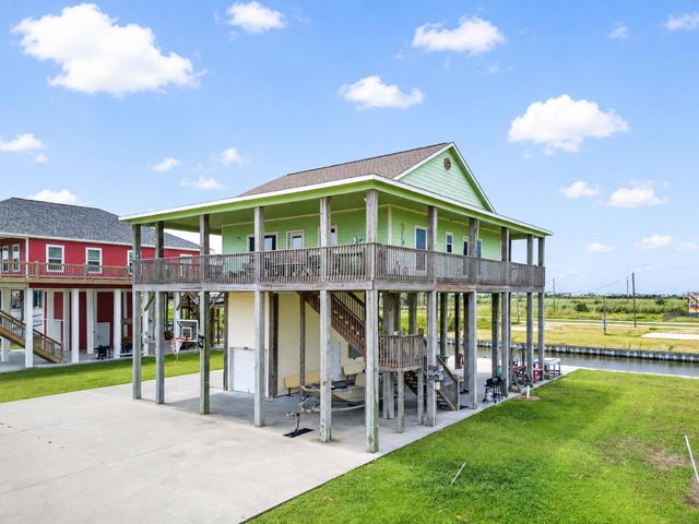 1111 Mabry Street, Gilchrist, TX 77617