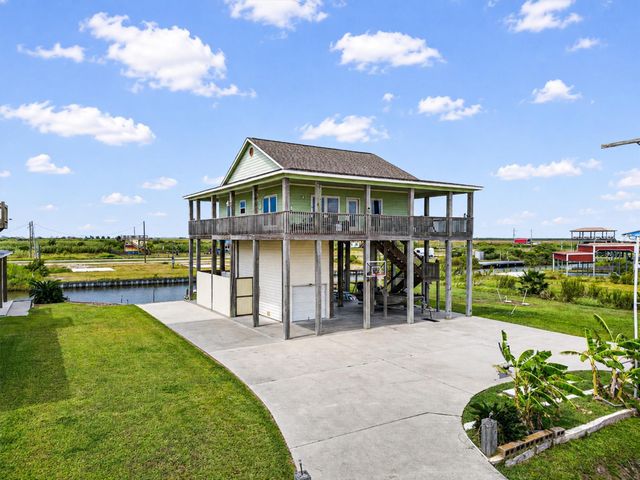 1111 Mabry Street, Gilchrist, TX 77617