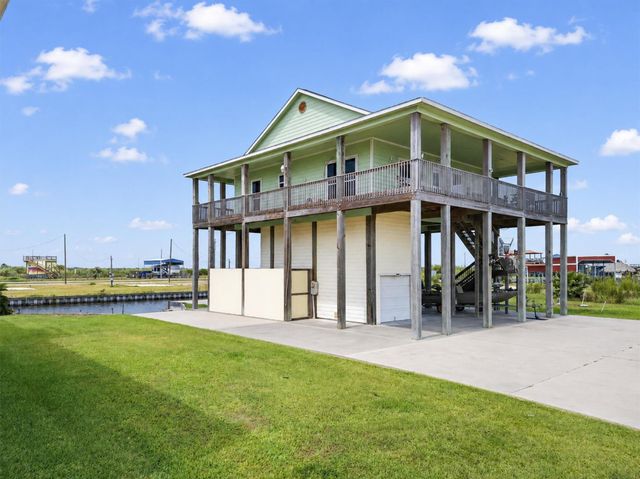 1111 Mabry Street, Gilchrist, TX 77617