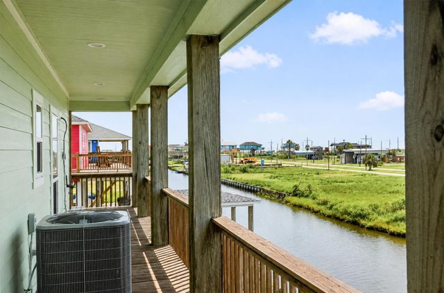 1111 Mabry Street, Gilchrist, TX 77617