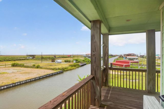 1111 Mabry Street, Gilchrist, TX 77617