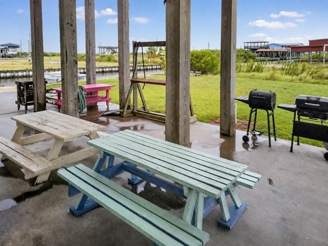 1111 Mabry Street, Gilchrist, TX 77617