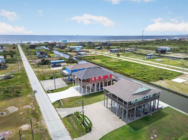 1111 Mabry Street, Gilchrist, TX 77617