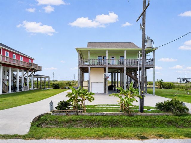1111 Mabry Street, Gilchrist, TX 77617