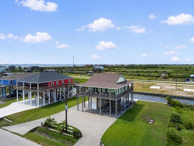1111 Mabry Street, Gilchrist, TX 77617