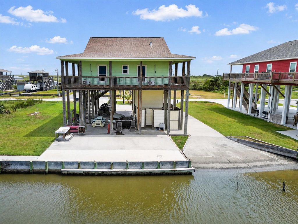 1111 Mabry Street, Gilchrist, TX 77617