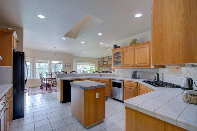 18413 Sycamore Ave, Patterson, CA 95363