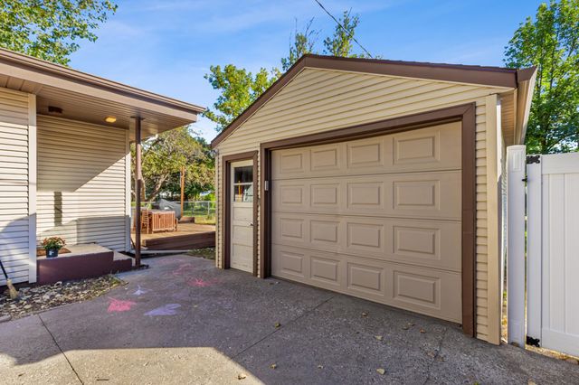 1522 10th Avenue S, Fargo, ND 58103