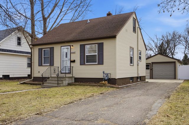 1522 10th Avenue S, Fargo, ND 58103