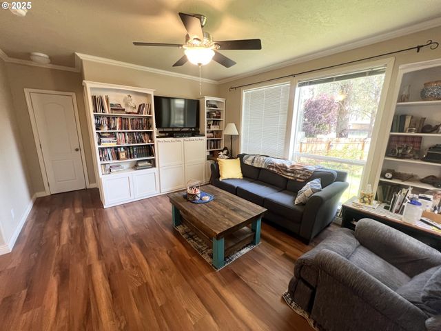 1809 26TH St 12, La Grande, OR 97850