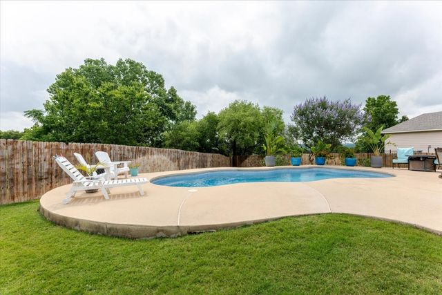 112 Camelot Street, Glen Rose, TX 76043