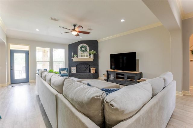 112 Camelot Street, Glen Rose, TX 76043