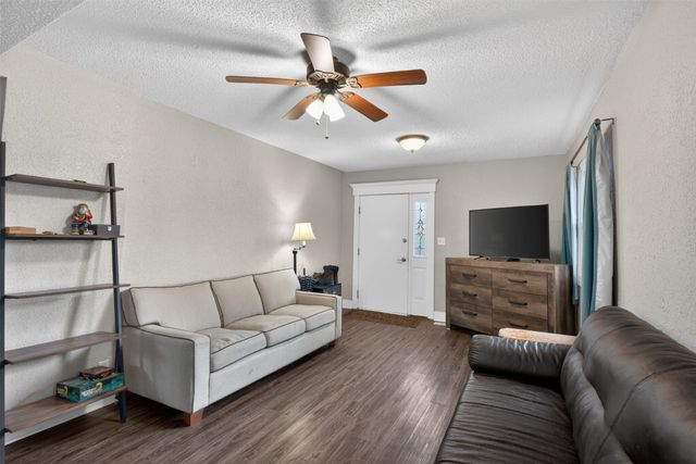 208 8th Street, West Des Moines, IA 50265