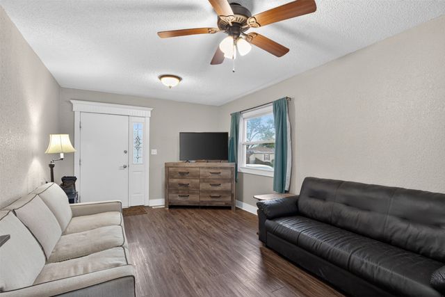 208 8th Street, West Des Moines, IA 50265