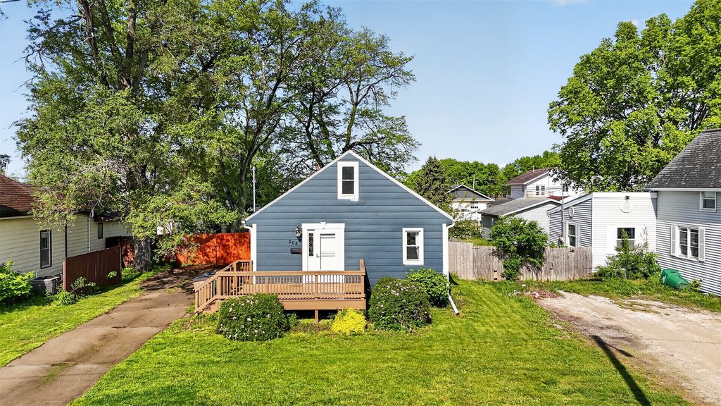 208 8th Street, West Des Moines, IA 50265