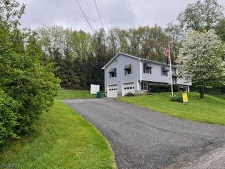 33 Circle Dr, Hamburg Boro, NJ 07419