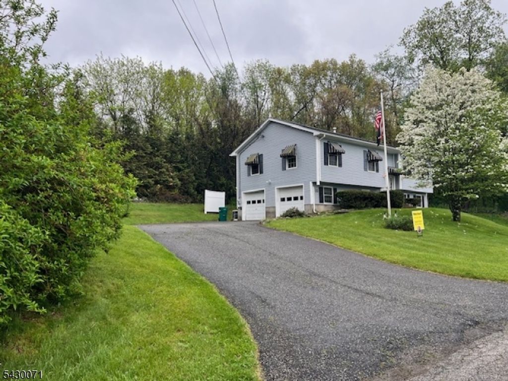33 Circle Dr, Hamburg Boro, NJ 07419