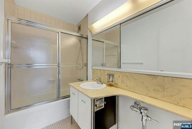 2077 Center Avenue 20C, Fort Lee, NJ 07024