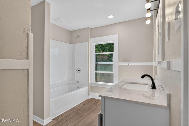 147 Eagle Point Road, Rossford, OH 43460