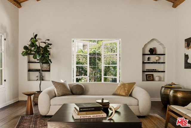 1518 N Beverly Drive, Beverly Hills, CA 90210